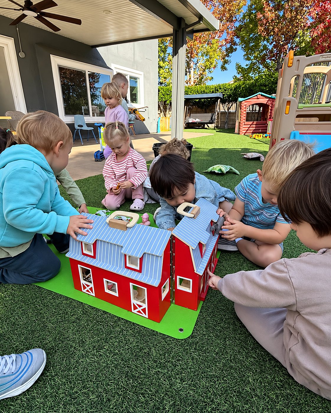 Дети Panda Daycare играют во дворе