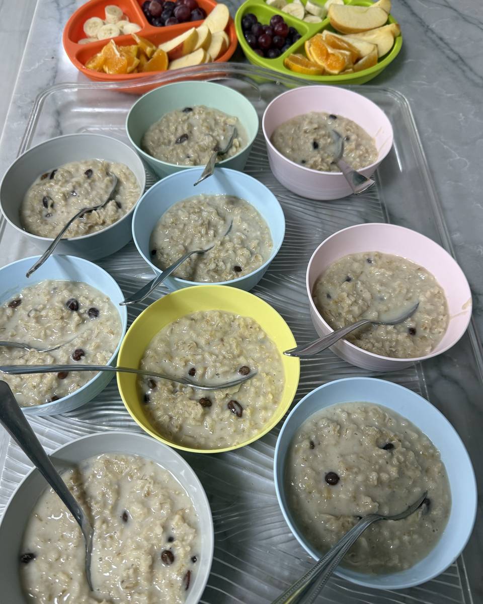 Завтрак: молочная каша с изюмом, фрукты